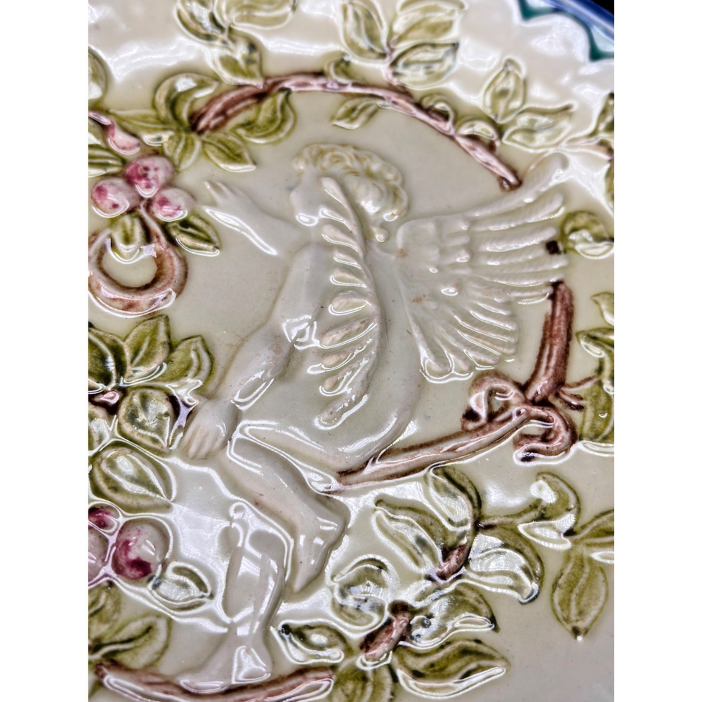 Majolica Angelic Cherub Figure, Leaves & Berries Plate 8 1/4" - Picture 8 of 11